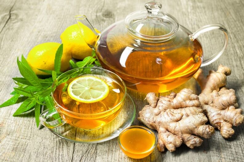 Tee mit Zitrone und Ingwer hilft, den Stoffwechsel eines Mannes in Ordnung zu bringen. 